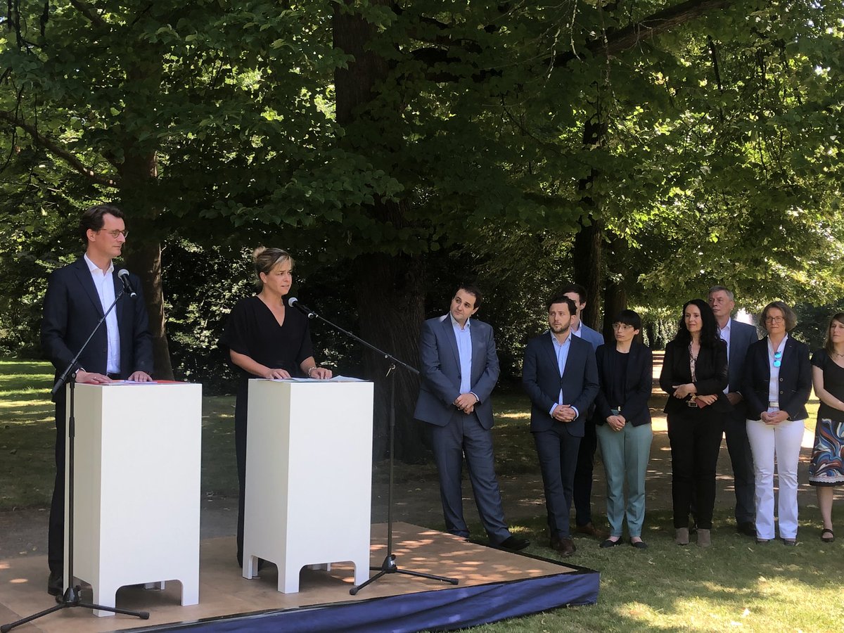 Keine Krawatten bei der #CDU und die #Grünen mit Anzug bei der Vorstellung des #NRW #Koalitionsvertrags. Man hat sich in den vergangenen Wochen auch stilistisch angenähert.