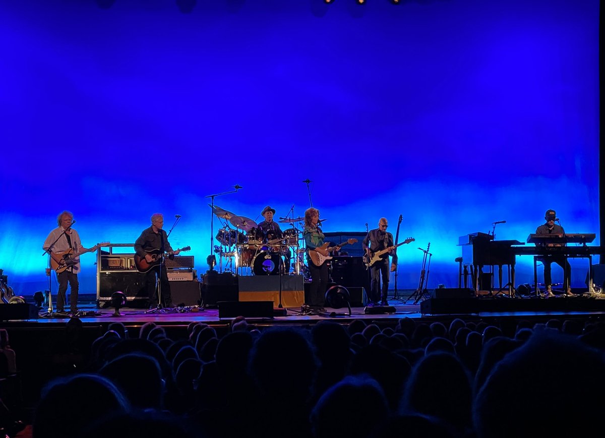 jonregen's tweet photo. So happy to see my pals rocking it with @TheBonnieRaitt tonight at the Beacon. You go, @GeorgeMarinelli @Hutchinson_808 #rickyfataar and @GlennPatscha (and great to see you, #dougpettibone with @HappyWoman9)! https://t.co/UOrYwqjcXf