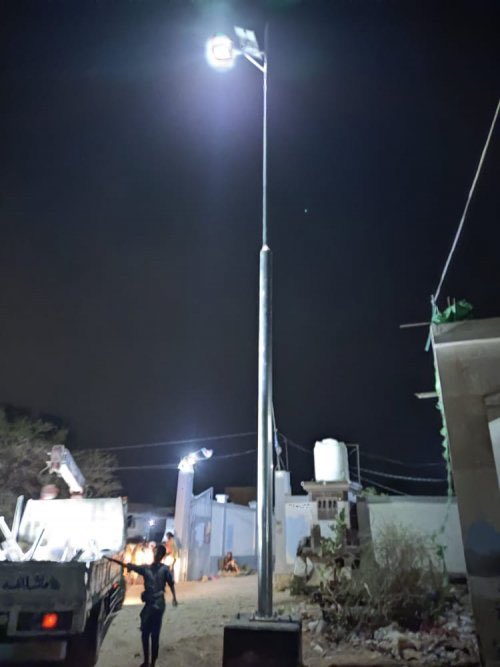 مدير عام الاشغال العامة والطرق بمديرية عين بمحافظة #شبوة مقدما شكره للأشقاء بدولة #الامارات بعد قيام دوله الامارات بتركيب 35 عمود اناره بالطاقة الشمسية