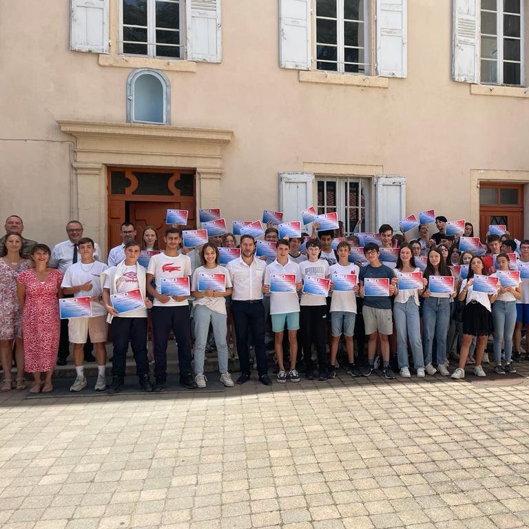 PoleChartreuse's tweet image. Vendredi avait lieu la remise des diplômes pour la première promotion des 74 élèves de 3ème de l&apos;école Porte-drapeaux 🇫🇷 du Collège St-Louis au Puy-en-Velay. A lire ici 🤓
pole-lachartreuse.fr/actualite/74-d…
#remisedediplôme #portedrapeaux #collège #devoirdemémoire #reprendreleflambeau