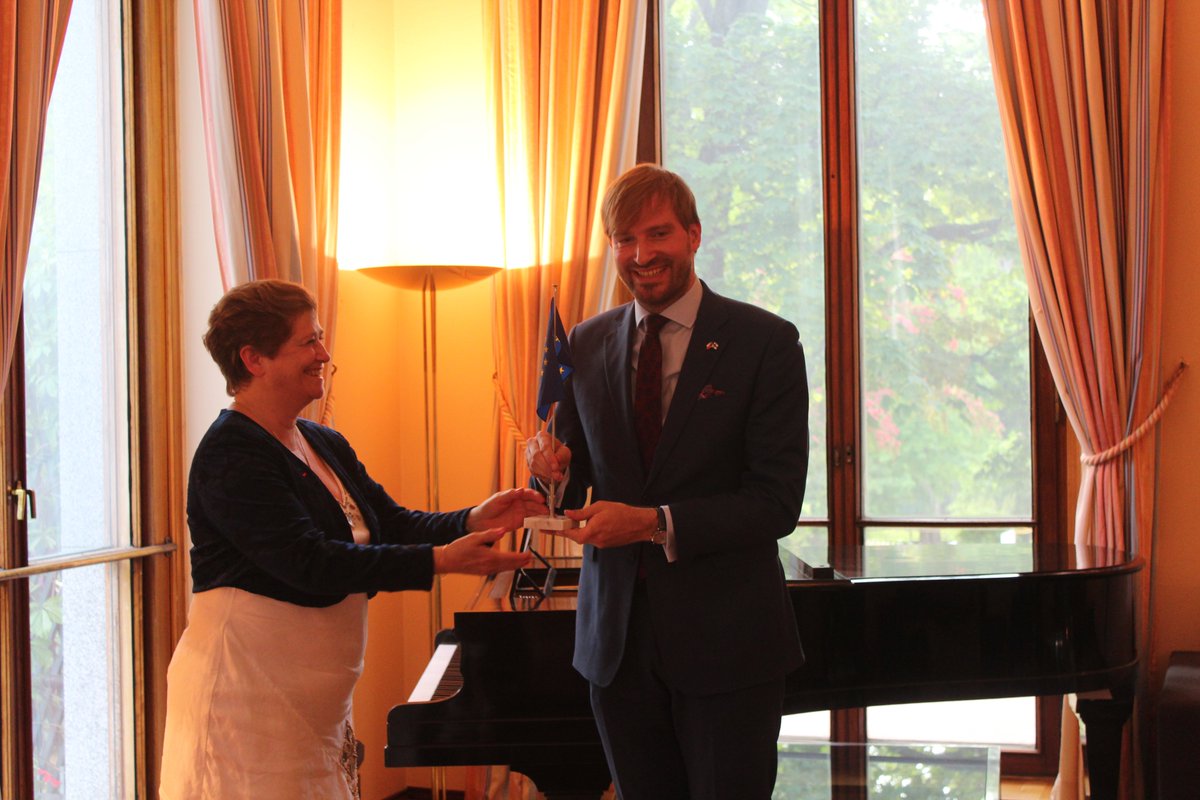 ambafrancefi's tweet photo. L’ambassadrice de France Agnès Cukierman a passé le relais de la présidence du conseil de l'UE à son collègue tchèque @adamvojtechano hier devant les ambassadeurs des pays membres de l'UE réunis pour l'occasion à la résidence #PFUE2022 #UE2022FR  #Finlande
https://t.co/2V8z9xbHAu https://t.co/gSfVi1pxev
