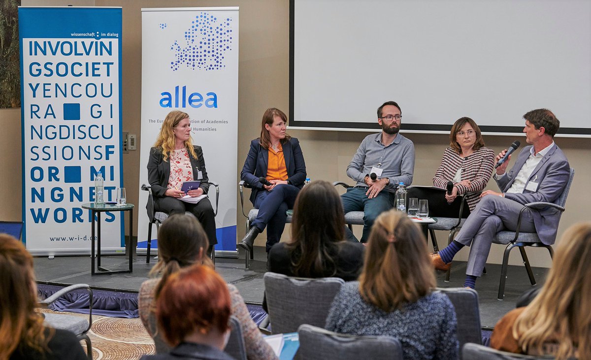 wissimdialog's tweet photo. How can you exchange your #SciComm learnings on a European level? Our project lead @michaelwingens resumes the Future of Science Communication Conference 2.0, terms for successful transfer &amp; his personal takeaways from #FSCC22. Check the interview: 
https://t.co/bFpdFW5zMo https://t.co/PYco7VjSkw