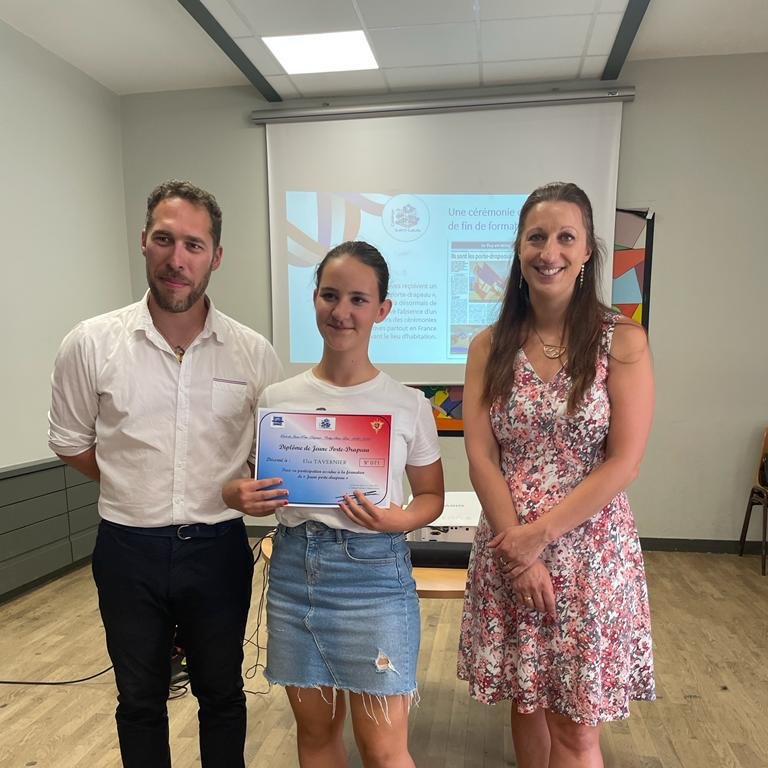 PoleChartreuse's tweet image. Vendredi avait lieu la remise des diplômes pour la première promotion des 74 élèves de 3ème de l&apos;école Porte-drapeaux 🇫🇷 du Collège St-Louis au Puy-en-Velay. A lire ici 🤓
pole-lachartreuse.fr/actualite/74-d…
#remisedediplôme #portedrapeaux #collège #devoirdemémoire #reprendreleflambeau