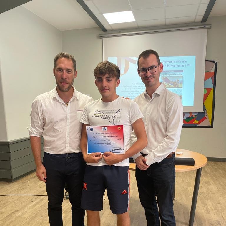 PoleChartreuse's tweet image. Vendredi avait lieu la remise des diplômes pour la première promotion des 74 élèves de 3ème de l&apos;école Porte-drapeaux 🇫🇷 du Collège St-Louis au Puy-en-Velay. A lire ici 🤓
pole-lachartreuse.fr/actualite/74-d…
#remisedediplôme #portedrapeaux #collège #devoirdemémoire #reprendreleflambeau