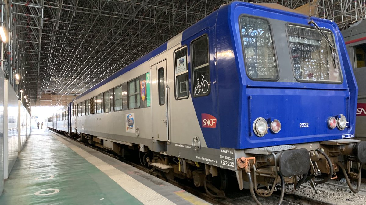 FilledeFlic_Off's tweet photo. Une pépite à Auster, une joie de pouvoir voir ce genre de train typique à l’ancienne et touristique 🥰.
Une #X2200 de l’#AAATV ..
La #X2232 et en tête la #X2900 à #PAZ vu Voie15 au côté d’une #BB2600 #Carmillon la belle #BB26047 Voie16
Merci @cld pr l’info😉 https://t.co/9g1YRamWdT