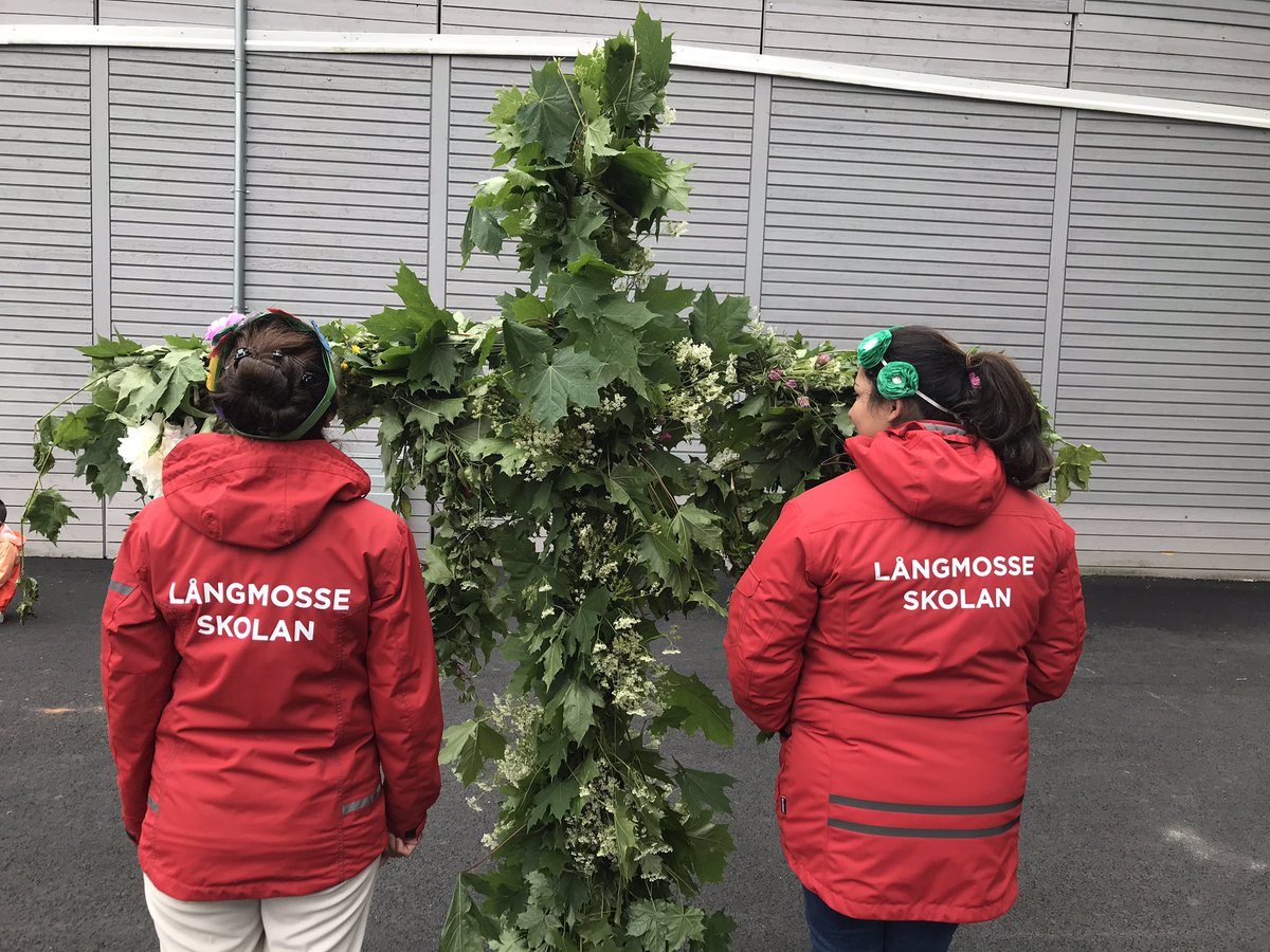 Glad midsommar  😊🌸#långmosseskolan #Midsommar #sommar #dans #skola #gårdsten #angered #glädje #tillsammans