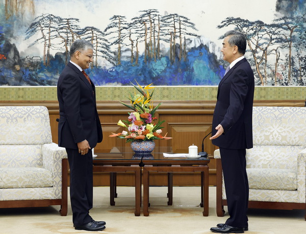 Wang Yi meeting w #India ambassador proposes "four persistences" (jianchi) 坚持 in C-I relations. Same term in "persistence is victory" slogan used in recent covid lockdowns. Everything is "persistence" these days. fmprc.gov.cn/mfa_eng/zxxx_6…