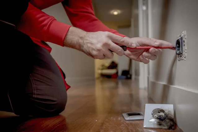 ¿Sabes cómo conectar un interruptor simple? 🪛 En #HomeServe te enseñamos cómo hacerlo de forma correcta y con detalle. 

➡️ shorturl.at/ksCT1