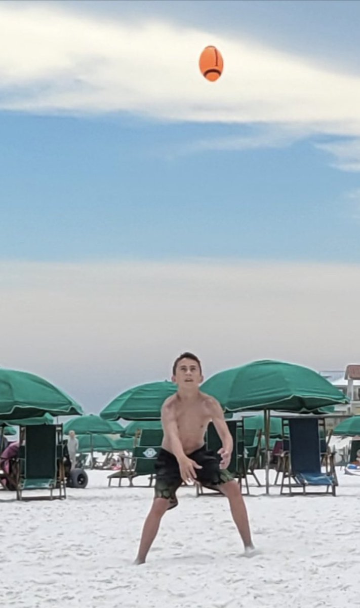 CMoore2029's tweet photo. Even while on vacation, still have to get that work in. #beachworkouts #football #throws #sprints #quarterback #conditioning #destin #Florida #thanksmommaforthetrip @xfactorQB @FBUcamp @QBHitList https://t.co/Z9ieSFoVcq