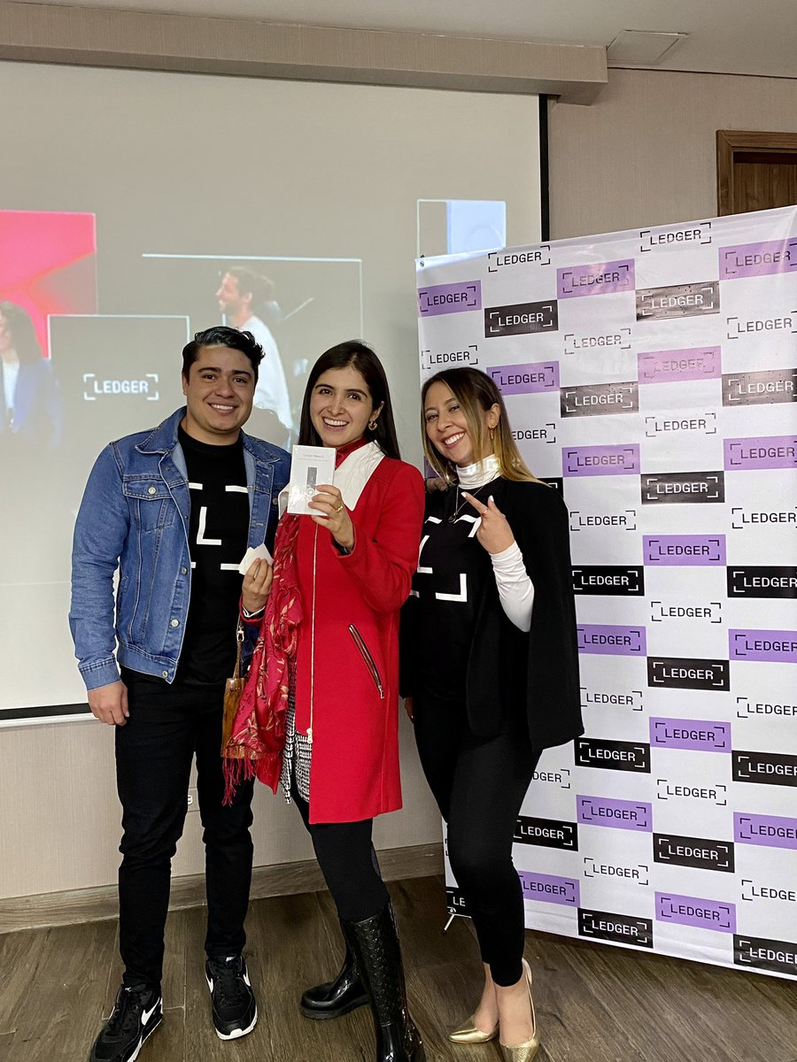 soyfira's tweet photo. Ayer fue el evento de #openLedgernyc  y hoy llego del aeropuerto al evento de #ledgeropencolombia ♥️🇨🇴

@Ledger 

Mientras los osos duermen, nosotros seguimos construyendo ♥️ 

P.S: para participar por una, etiqueta a #ledgeropencolombia con una foto! 

#ledger  #NFTNYC  #nft https://t.co/L42NYURget