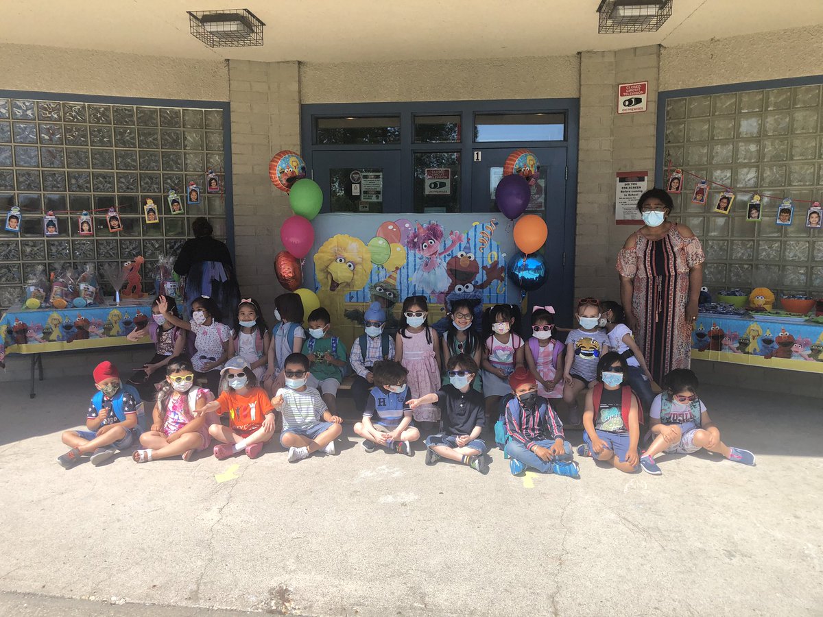 PrairieRoseWSD's tweet photo. A great day to celebrate our great nursery and kindergarten students. Families joined us outside to acknowledge the successes of the school year! https://t.co/yIQ9pm1XZg