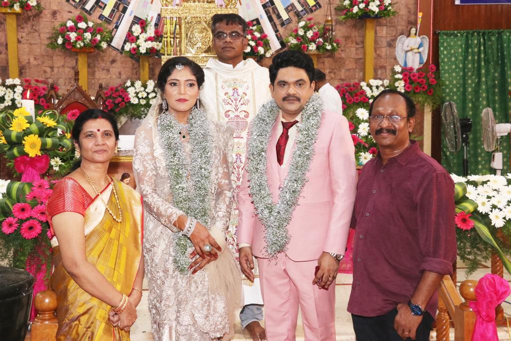 rameshlaus's tweet photo. Happy Married Life!
The wedding of #Anburaja who is the ex-manager for #SundarC & @khushsundar happened today @ Chennai.
He married #ArokiyaUma in presence of Bishop Anthonysamy.
He is the producer of @SunTV serials #KannanaKanne #Rasaathi #MasalaCafe
@johnsoncinepro https://t.co/Jq819Ml9fj