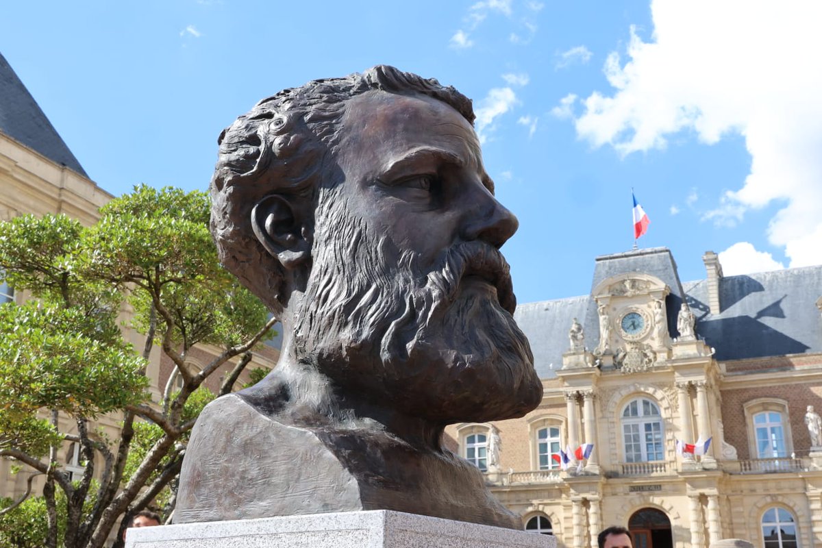 [ #Nouveau ❗ ] #Amiens : #JulesVerne se dévoile 
L'avez-vous remarqué en passant devant l'Hôtel de de Ville d'Amiens ? Ce piédestal en granit surmonté d'une sculpture, installé ce mercredi et dissimulé sous un voile en attendant d'être révélé aux Amiénois. #Thread 👇