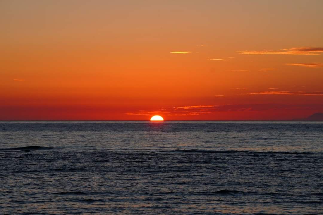 quickone696Ver2's tweet photo. 2022年6月22日撮影。
きのう撮ってきた写真です。今日のはPCに取り込んで、今日はそこまで。
2か月もまともにカメラを触ってなかったので、焦るわ慌てるわでタイヘンでした。
#奄美大島 #amamiooshima #夕陽 #夕焼け #sunset #wavesplash #SonyAlpha #alpha6400 #α6400 #June22nd #Japan #amami https://t.co/WYbFVfSyw2