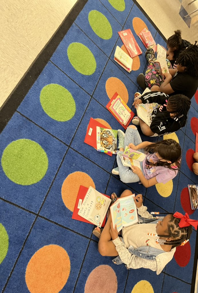 Seeing children engrossed in a book makes my heart oh so happy! #LeadingTheWay <a href="/TCBOE/">Talladega Co Schools</a> <a href="/cburgelem/">ChildersburgElem</a>