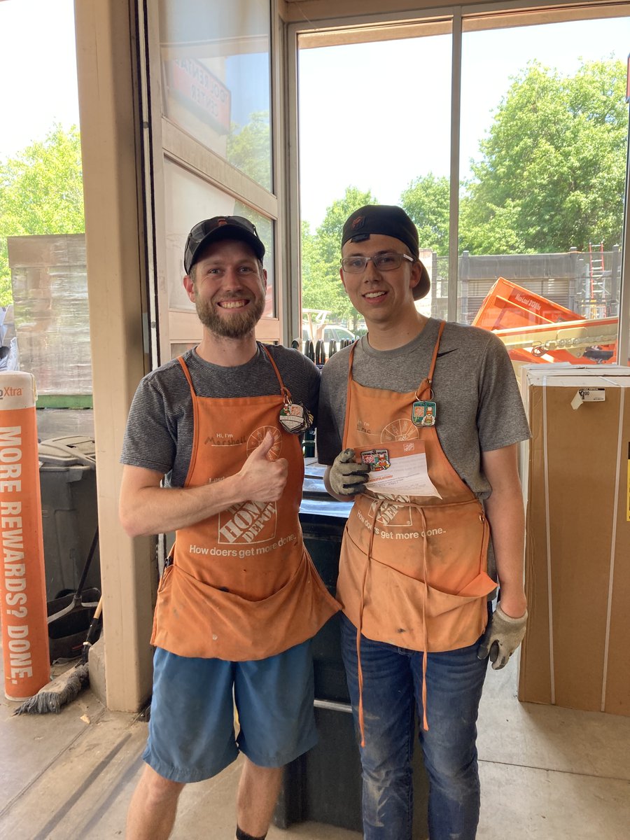 PerlinSusan's tweet photo. A huge thanks and a well deserved Homer Badge for our exceptional lot associate, Eric.  You are a true asset to our front end.  Thanks Marshall for recognizing hard work.  @ShawnWBrooksHD @kiaLaneHD @jhiltonthd @KMTovey https://t.co/Y6MwJe2MDT