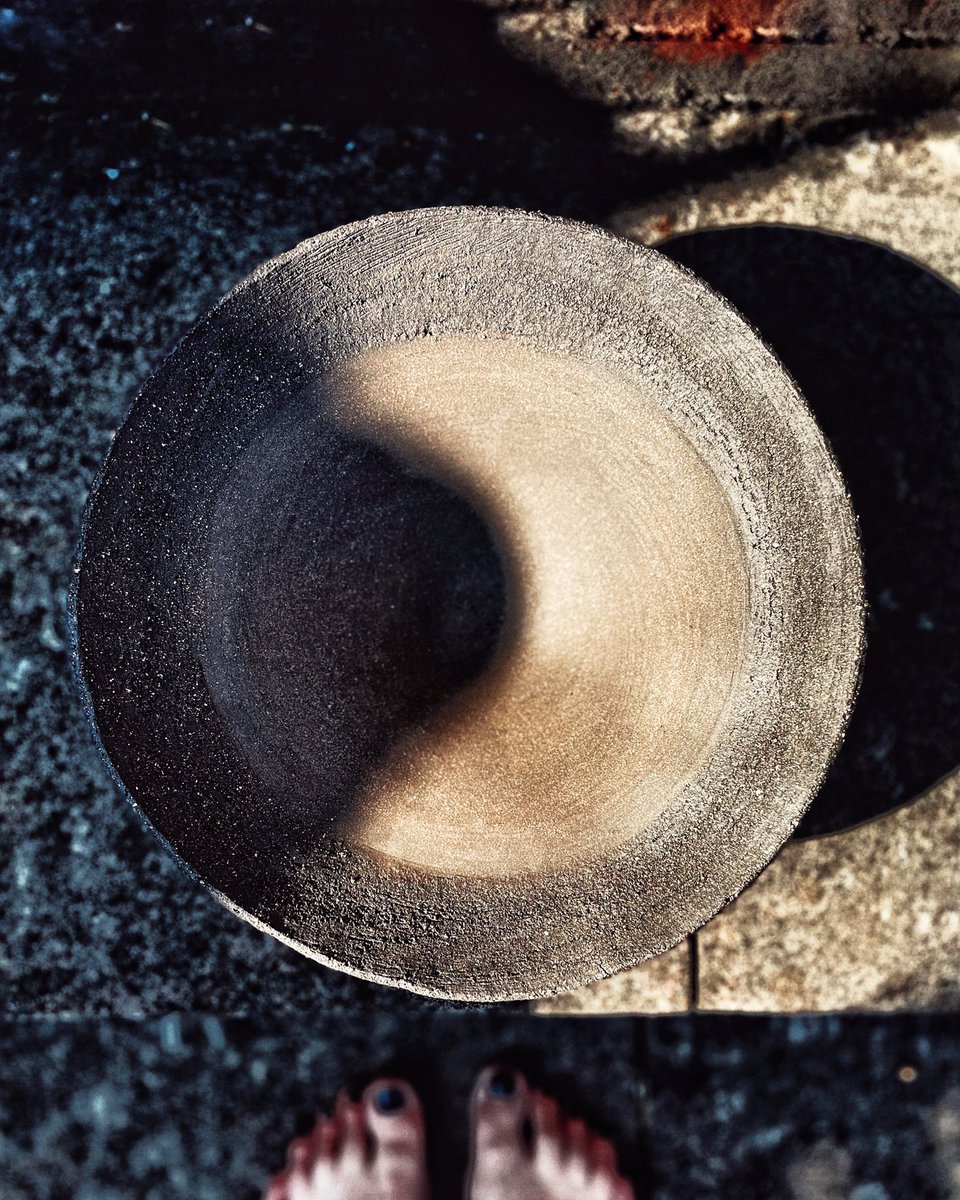 SchnebelenBulot's tweet photo. A bold big serving bowl that was a bit of a challenge to make.
I decided not to glaze it as I love this king of rough, earthy, authentic aspect.
#blackclaypottery
#pottery
#potterylife #summerinmanchester
#practicalart
@maitala_ceramics
#didsbury https://t.co/rtuJopPl7L