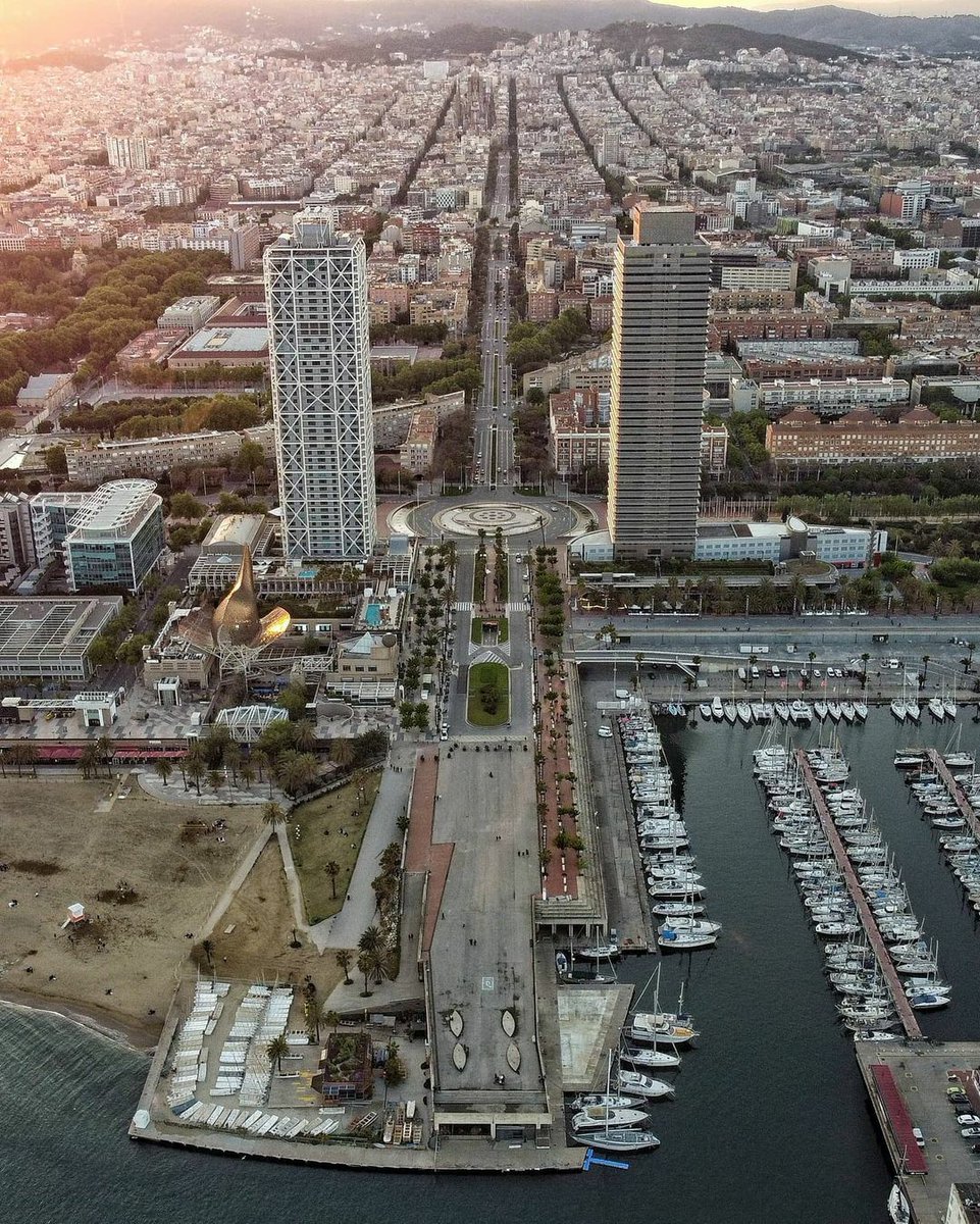 thisis_bcn_CA's tweet photo. #SabiesQue la Torre Mapfre i l'Hotel Arts van ser els primers gratacels de tot Barcelona? 🤩 Definitivament, marquen tot l'horitzó de la ciutat. 🦅
📸 © dani_hm_bcn (IG)
#visitbarcelona #torresmapfre https://t.co/60e2oFXO2j