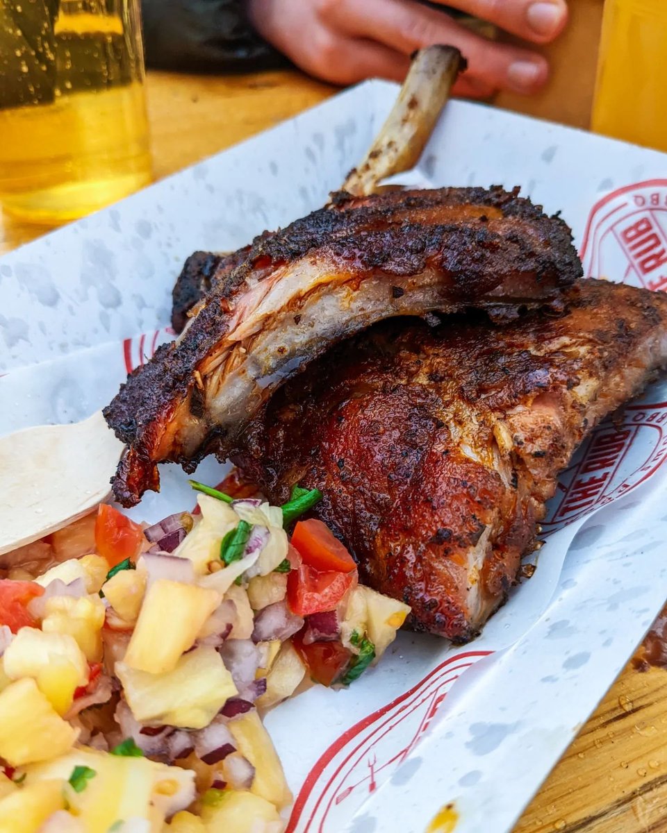 American- style ribs and pineapple salsa by <a href="/therub_bbq/">The Rub BBQ</a> at @eatst_mk🤤 #eatstreet

📸 @finaljesstination

#mk #mkfoodie #mkfoodies #mkfoodnetwork #mkeats #mkfood #mkfoodanddrink #mkdrink #streetfooduk #marketmk
#ribs #pork #instafood #bbq