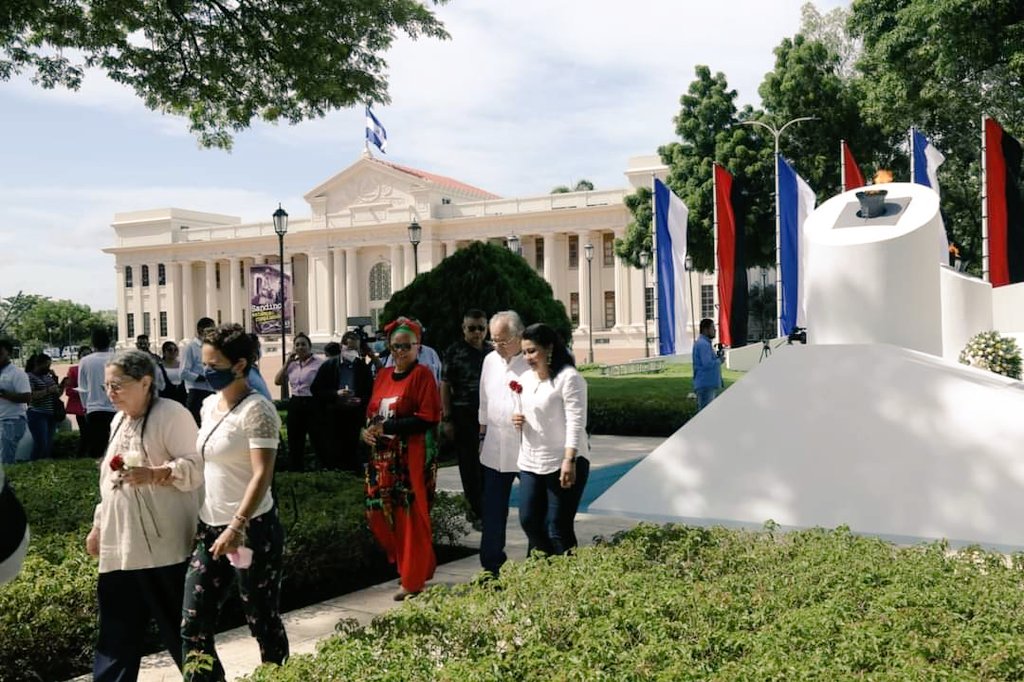 Junta Directiva de la Asamblea Nacional y diputados de la Bancada del Frente Sandinista rindeN homenaje al Padre de la Revolución Popular Sandinista Cmdte Carlos Fonseca Amador, en conmemoración del 86 aniversario de su natalicio #UnidosEnVictorias #Carlos86SeguimosVenciendo