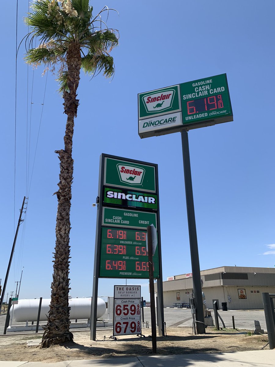 AchinglyPolite's tweet photo. If there’s ever a zombie apocalypse, I’m going to the Sinclair gas station in Bakersfield because they have an ungodly amount of knives #zombies #bakersfield https://t.co/CIMmxh2Nce