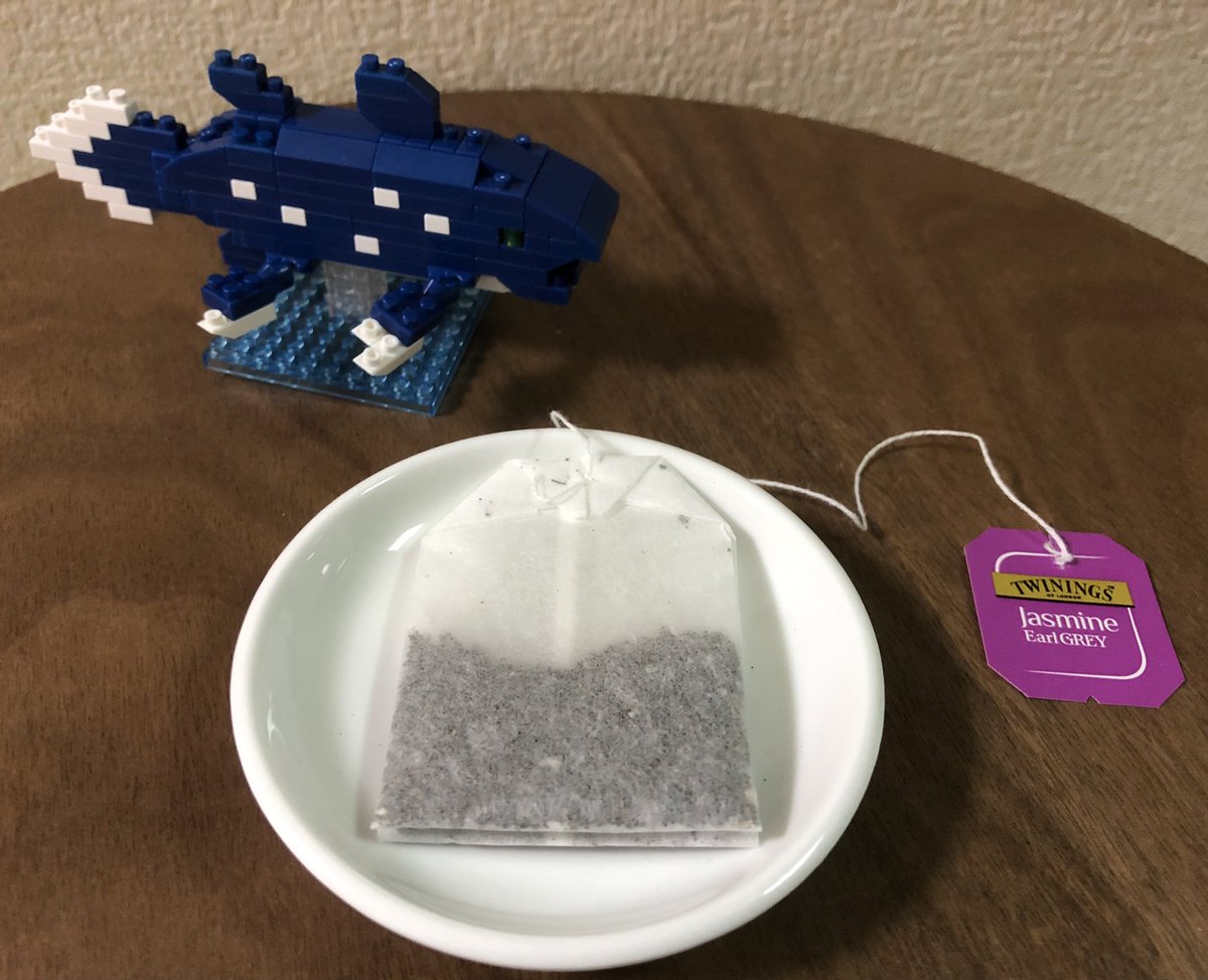 1VV7Soc7scxnZut's tweet photo. 今夜はTWININGSのジャスミンアールグレイを飲みました。
ジャスミンの香りが紅茶と引き立て合うのでかなり美味しかったです🍃
ジャスミンティーと紅茶好きな人は気にいると思うので是非飲んで下さい！
#木漏れ日のお茶会
#茶好連 
#紅茶 https://t.co/OrAnKIS4oW