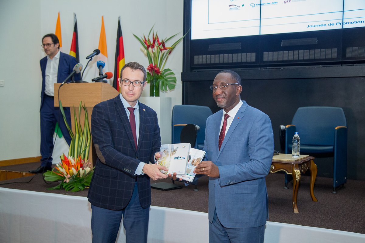 Le Chef de la Coopération Allemande, Dr. Benjamin LAAG a procédé à la remise officielle de deux Guides d’informations sur l’investissement privé en Côte d’Ivoire, au Ministre en charge du Commerce, de l’Industrie et de la Promotion des PME, Monsieur Souleymane DIARRASSOUBA