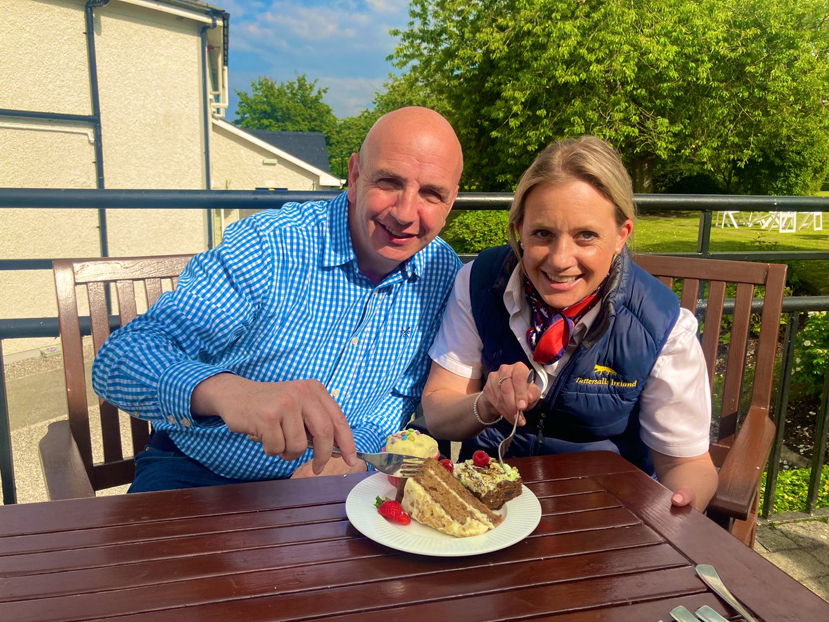 🍰🧁🥮🎂

The cake @tatts_ireland #DerbySale has got the seal of approval from @OBMRacing @fergalobrien07 #thetrainerlovescake