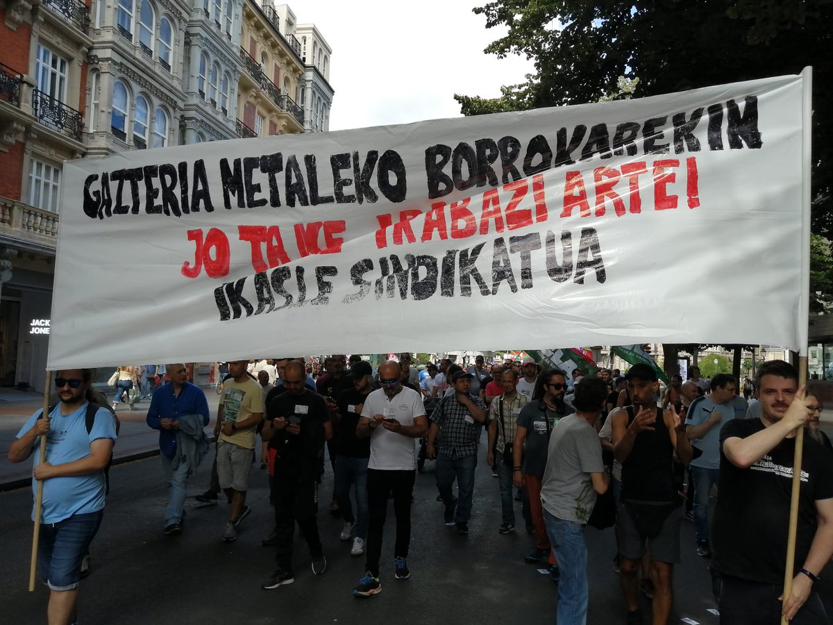 IkasleSind's tweet photo. 📸 #MetalaGreban | Gaur Bizkaiko metaleko langileek kaleak hartu eta berriro erakutsi dute bidea. Bide bakarra antolatzea eta borrokak bateratzea da. EHko greba orokorra deitu behar da! Arrazoiak soberan daude. Aurrera! Gora langileon borroka! #BizkaikoMetalaBorrokan https://t.co/pCrMoiBFxg