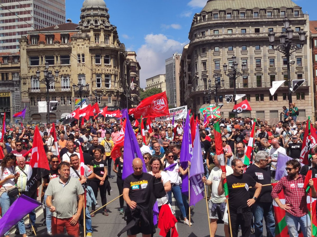 IkasleSind's tweet photo. 📸 #MetalaGreban | Gaur Bizkaiko metaleko langileek kaleak hartu eta berriro erakutsi dute bidea. Bide bakarra antolatzea eta borrokak bateratzea da. EHko greba orokorra deitu behar da! Arrazoiak soberan daude. Aurrera! Gora langileon borroka! #BizkaikoMetalaBorrokan https://t.co/pCrMoiBFxg