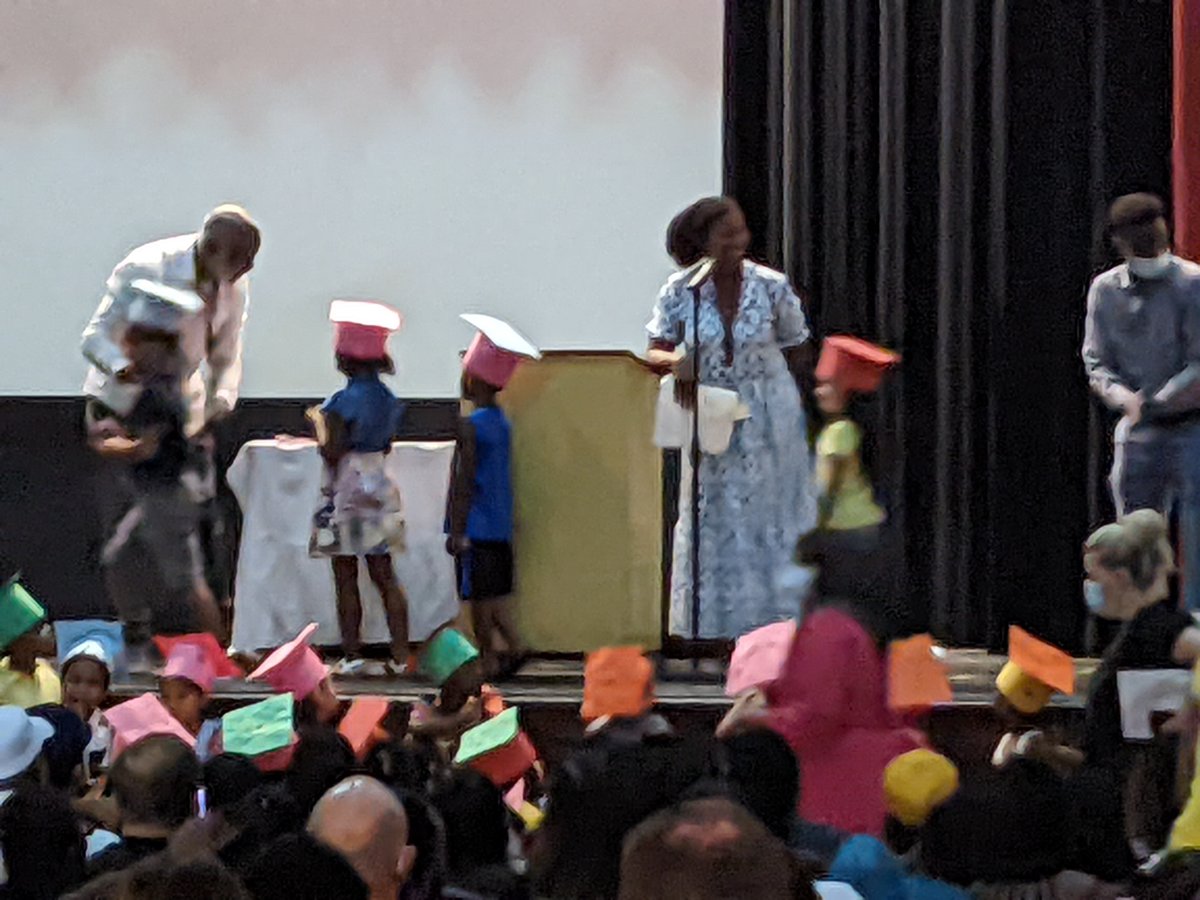 We are so proud of our High 5 and Kindergarten students who are moving on to Kindergarten and 1st grade!

¡Estamos muy orgullosos de nuestros estudiantes de High 5 y Kindergarten que están pasando al Kindergarten y al 1er grado!