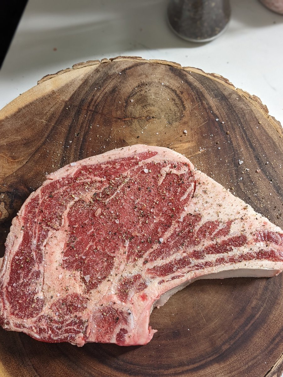 Danho6565's tweet photo. Summertime barbecuing 

. Himalayan salt
. Fresh grounded black pepper 
.  Fresh garlic and garlic powder
 . Butter
 . Fresh rosemary

#Steak #ribeye #caramelization #BBQ #grilling #grill #summer #summerbarbecue https://t.co/Ow6IS5QPj1