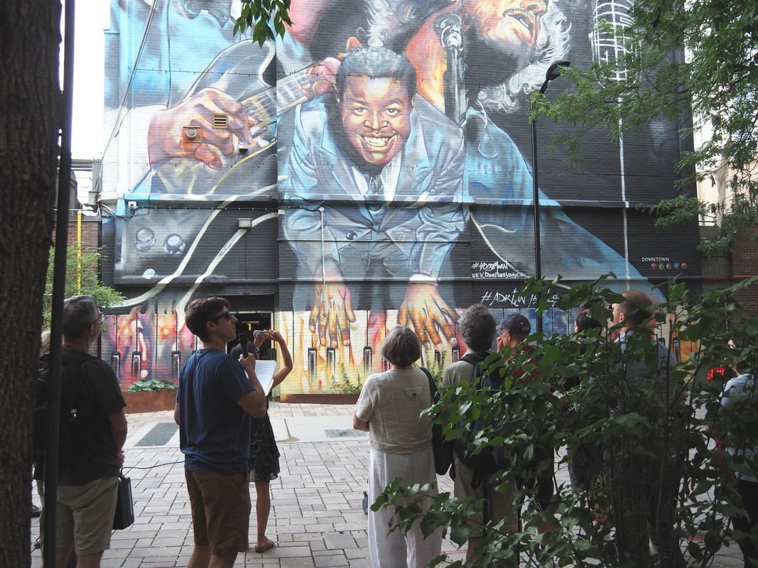 heritagetoronto's tweet photo. #TBT to previous tours of Yonge Street and participants enjoying two large murals on our #TOmusic history. This #HTtour season we're pleased to present a new tour on Yonge's #publicart supported by @DowntownYonge. Join us next WEDS.
Registration required: https://t.co/njj8PjmzQC https://t.co/7z5EIp7tfJ