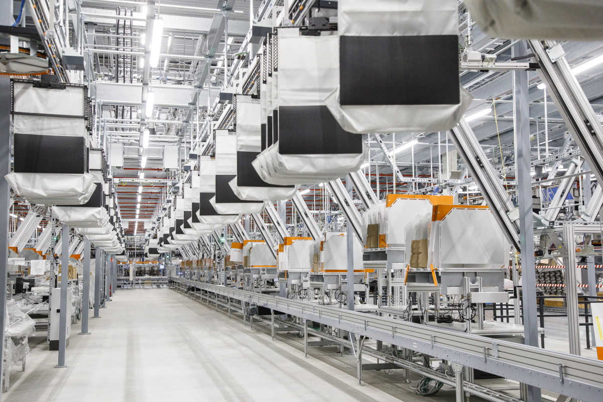 Vanderlande's tweet photo. Zalando selected Vanderlande’s AIRTRAX #Pocketsorter to act as the heart of its #logistics centre in Brunna. Containing 6,500 pockets, the system can store items in a space-saving manner, as well as sort items quickly and with accuracy. Learn more: https://t.co/33a8V2uJEP https://t.co/GBlK1PRX2Y