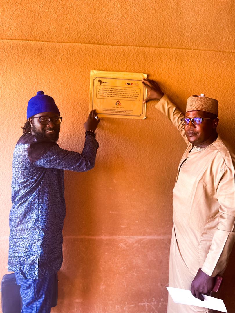 AFRICTIVISTES's tweet photo. Le Président d'#AfricTivistes @cypher007 a été bien reçu aujourd'hui à @MairieMatankari où il effectue actuellement 1 mission d'évaluation. Il en a profité pour discuter avec les acteurs locaux des perspectives de #LocalOpenGovLab et remettre des cadeaux à la commune💻🪧📗 #Niger https://t.co/0i71NjpnTE