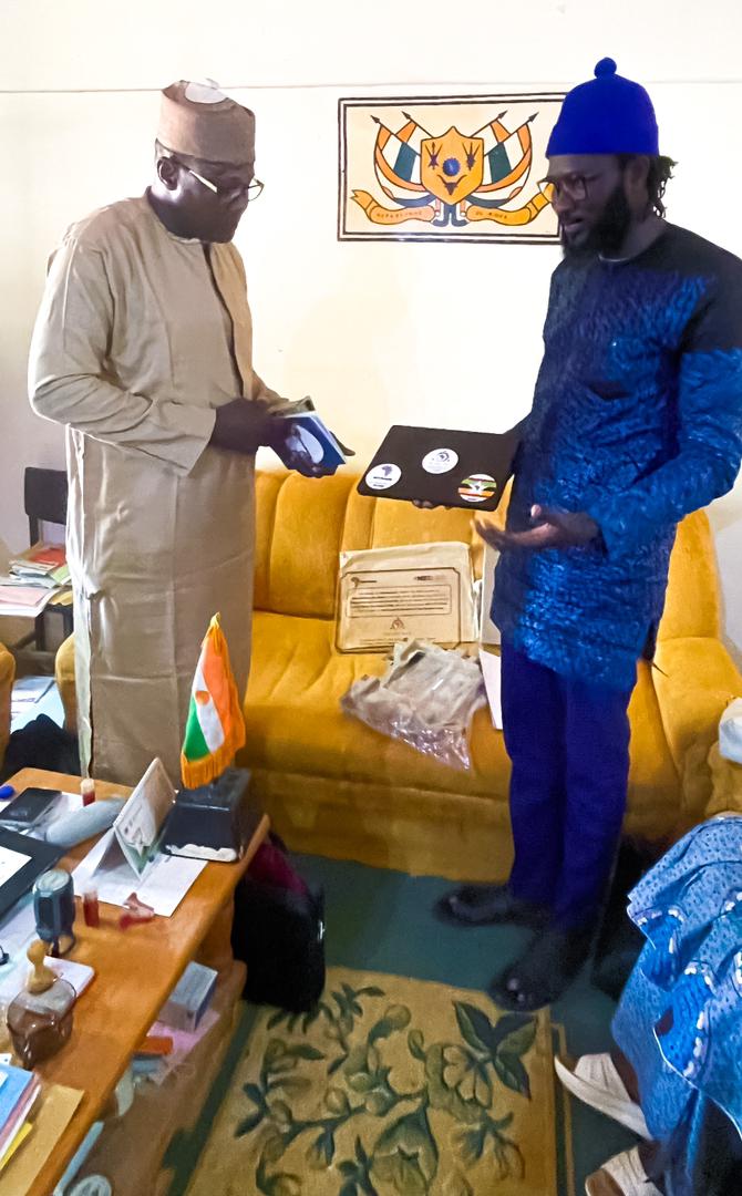 AFRICTIVISTES's tweet photo. Le Président d'#AfricTivistes @cypher007 a été bien reçu aujourd'hui à @MairieMatankari où il effectue actuellement 1 mission d'évaluation. Il en a profité pour discuter avec les acteurs locaux des perspectives de #LocalOpenGovLab et remettre des cadeaux à la commune💻🪧📗 #Niger https://t.co/0i71NjpnTE