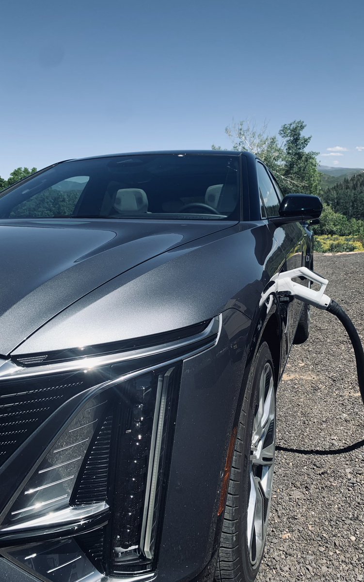 LilyMaslia's tweet photo. GM’s HYDROTEC mobile power generation set up. Perfect for drive events so we can charge our fleet on site with our own zero emissions proprietary fuel cell tech 😎 https://t.co/Ra4RUm3oWP