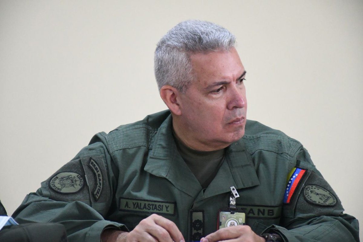 Con el objetivo de generar estrategias pedagógicas y organizativas, sostuve una extraordinaria reunión con la Comisión Permanente de Formación para la Soberanía y representantes del Ministerio del Poder Popular para la Defensa.

<a href="/NicolasMaduro/">Nicolás Maduro</a> 
@MPPEDUCACION 
<a href="/PrensaFANB/">mindefensa_ve</a>