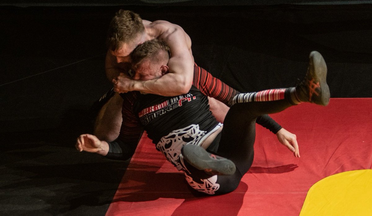 KevLloydPro's tweet photo. Crikey! ๐
From the @SnakePitWigan World Championships 2022
๐ธ @tonyknox
#SnakePitWorldChampionships #SnakePitWigan #Snakepit #NeckCrank #Crossface #Facebar #Submission #wrestling #Grappling #MMA #CatchWrestling #CatchasCatchCan https://t.co/6uhCiuzE3o