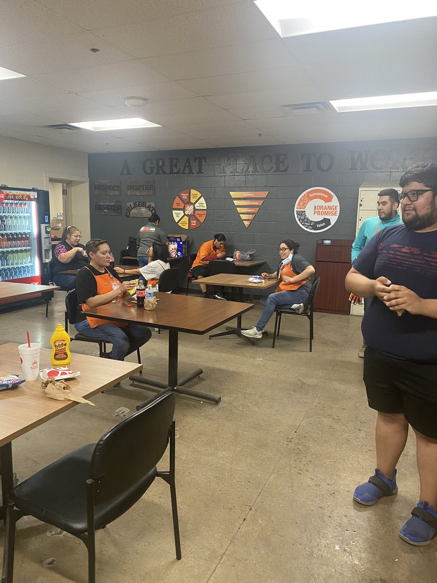Maritza70127474's tweet photo. 6540 Celebrating 180 of being safe! Chick-fil-A for the team!@draku0927 @SendejoRoy12 https://t.co/EsSrvaqJey