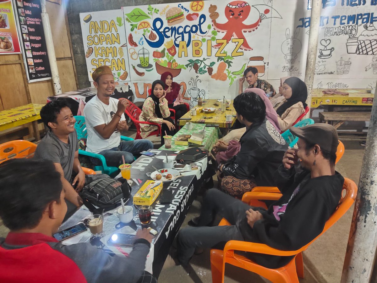 agekurniawan9's tweet photo. Ngobrol Bareng Kader PMII Dharmasraya yang usai melaksanakan PKD di Kota Pekanbaru. Selamat menjadi Kader Mujahid dan selamat kepada Sahabati Azizah terpilih menjadi Kader terbaik.
#PMIIDharmasraya
#PMIISumbar
#PBPMII
@pmiichannel_
@pbpmiisedjati https://t.co/44UUEaHqev