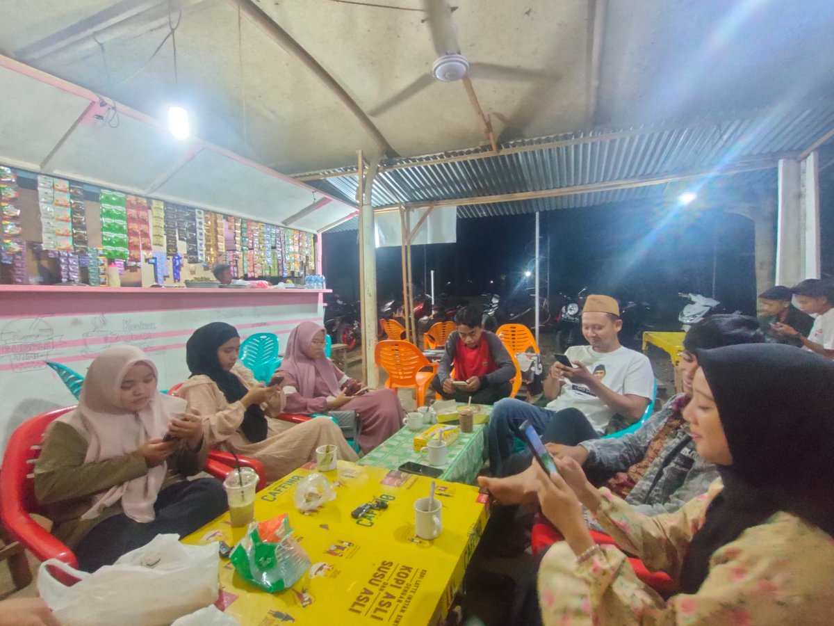 agekurniawan9's tweet photo. Ngobrol Bareng Kader PMII Dharmasraya yang usai melaksanakan PKD di Kota Pekanbaru. Selamat menjadi Kader Mujahid dan selamat kepada Sahabati Azizah terpilih menjadi Kader terbaik.
#PMIIDharmasraya
#PMIISumbar
#PBPMII
@pmiichannel_
@pbpmiisedjati https://t.co/44UUEaHqev