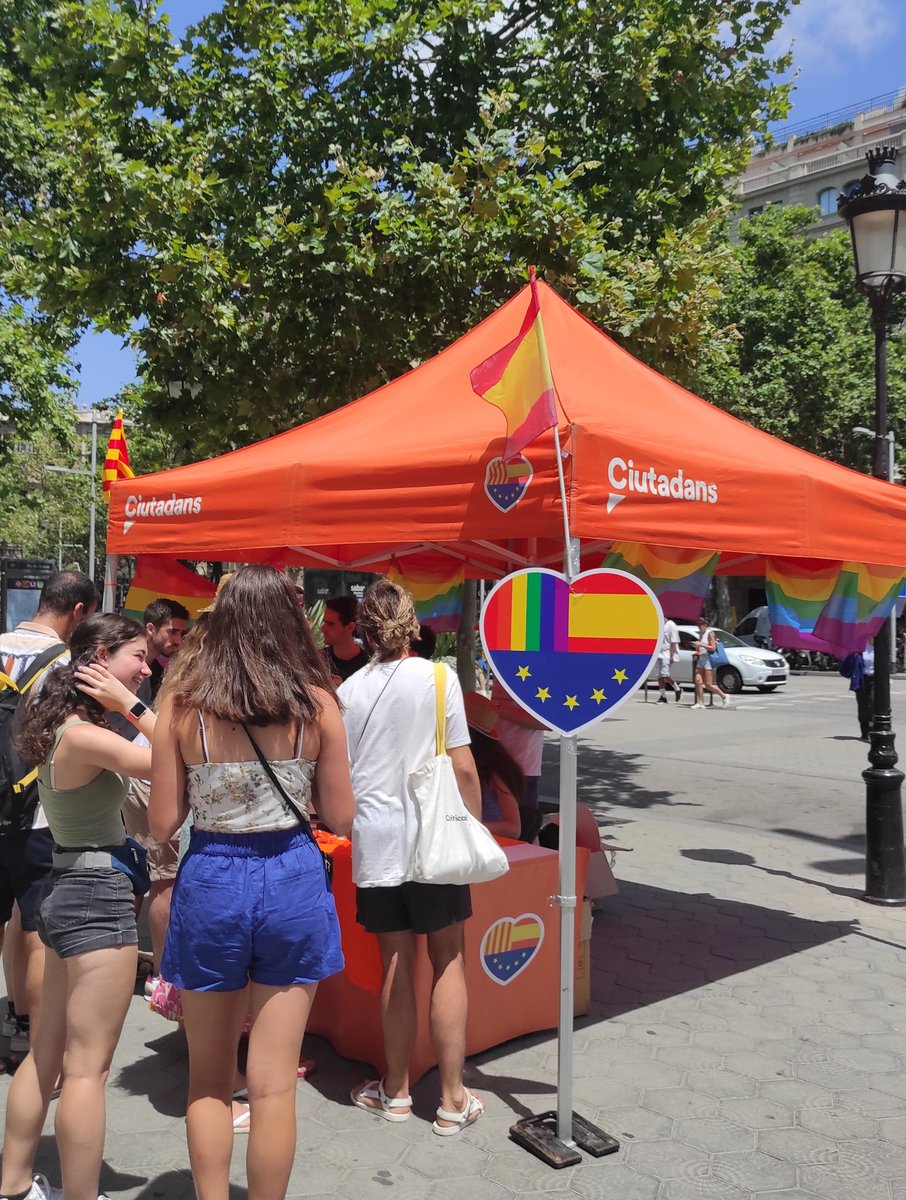 CS_Mataro's tweet photo. 🏳️‍🌈 Hoy nuestros jóvenes han estado junto con nuestros compañeros de @CsEixample @JcsCatalunya en la #CarpaCiudadana #LGTBIQ+ donde han reivindicado y defendido:

❤️ EL AMOR
🧡 LA LIBERTAD
💛 LA IGUALDAD
💚 EL ORGULLO
💙 LA DIVERSIDAD
💜 EL RESPETO 

#Liberales https://t.co/thbePDHRLB