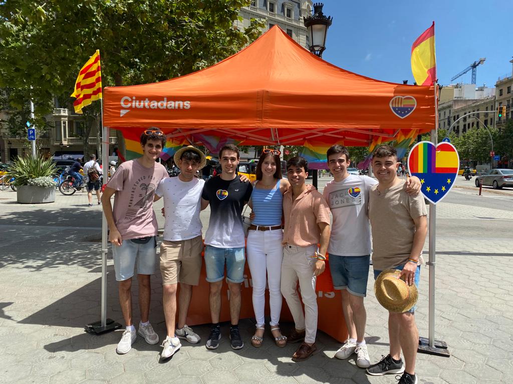 CS_Mataro's tweet photo. 🏳️‍🌈 Hoy nuestros jóvenes han estado junto con nuestros compañeros de @CsEixample @JcsCatalunya en la #CarpaCiudadana #LGTBIQ+ donde han reivindicado y defendido:

❤️ EL AMOR
🧡 LA LIBERTAD
💛 LA IGUALDAD
💚 EL ORGULLO
💙 LA DIVERSIDAD
💜 EL RESPETO 

#Liberales https://t.co/thbePDHRLB