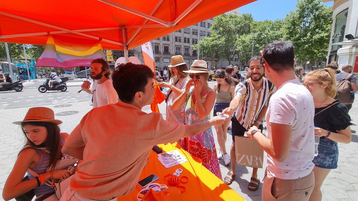 CS_Mataro's tweet photo. 🏳️‍🌈 Hoy nuestros jóvenes han estado junto con nuestros compañeros de @CsEixample @JcsCatalunya en la #CarpaCiudadana #LGTBIQ+ donde han reivindicado y defendido:

❤️ EL AMOR
🧡 LA LIBERTAD
💛 LA IGUALDAD
💚 EL ORGULLO
💙 LA DIVERSIDAD
💜 EL RESPETO 

#Liberales https://t.co/thbePDHRLB