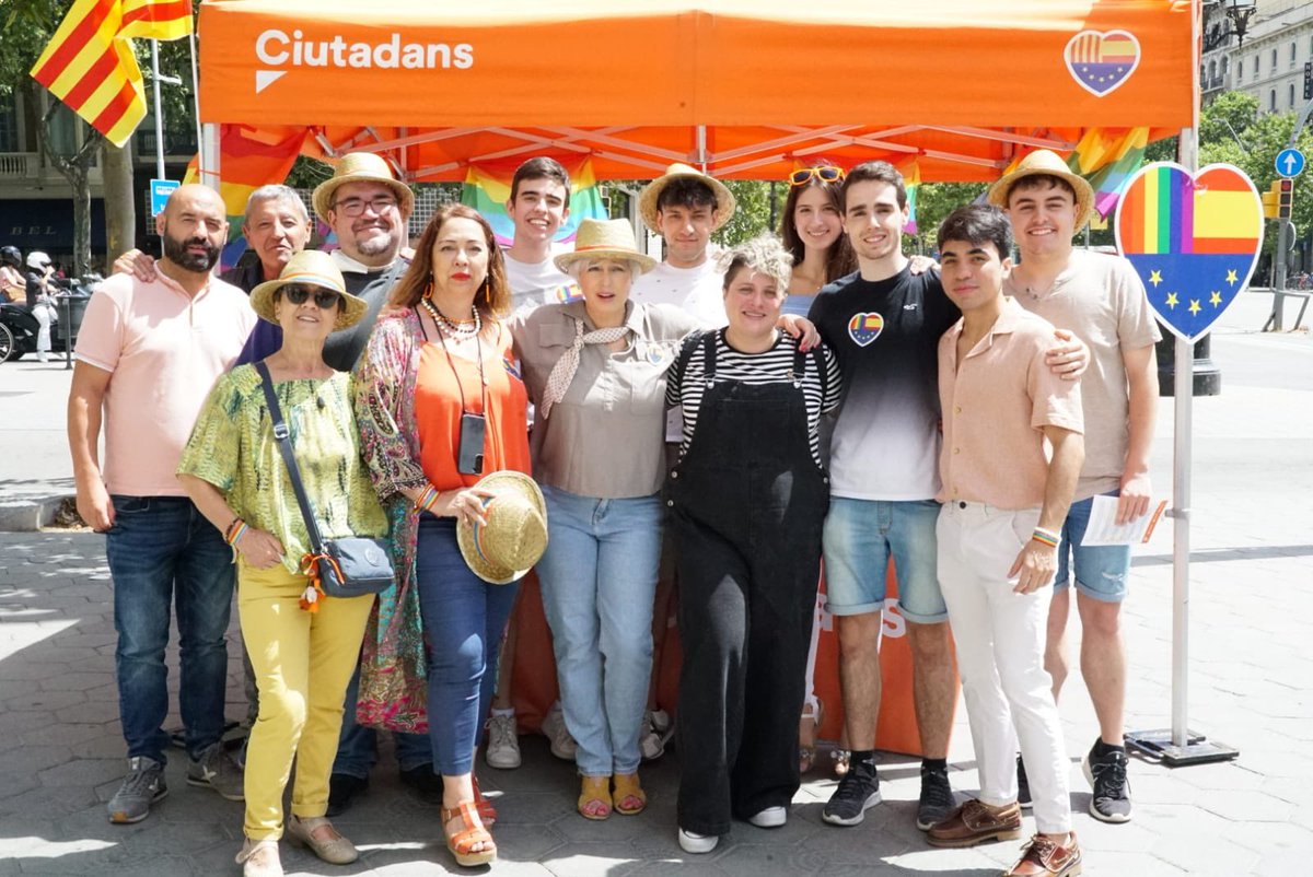 CS_Mataro's tweet photo. 🏳️‍🌈 Hoy nuestros jóvenes han estado junto con nuestros compañeros de @CsEixample @JcsCatalunya en la #CarpaCiudadana #LGTBIQ+ donde han reivindicado y defendido:

❤️ EL AMOR
🧡 LA LIBERTAD
💛 LA IGUALDAD
💚 EL ORGULLO
💙 LA DIVERSIDAD
💜 EL RESPETO 

#Liberales https://t.co/thbePDHRLB