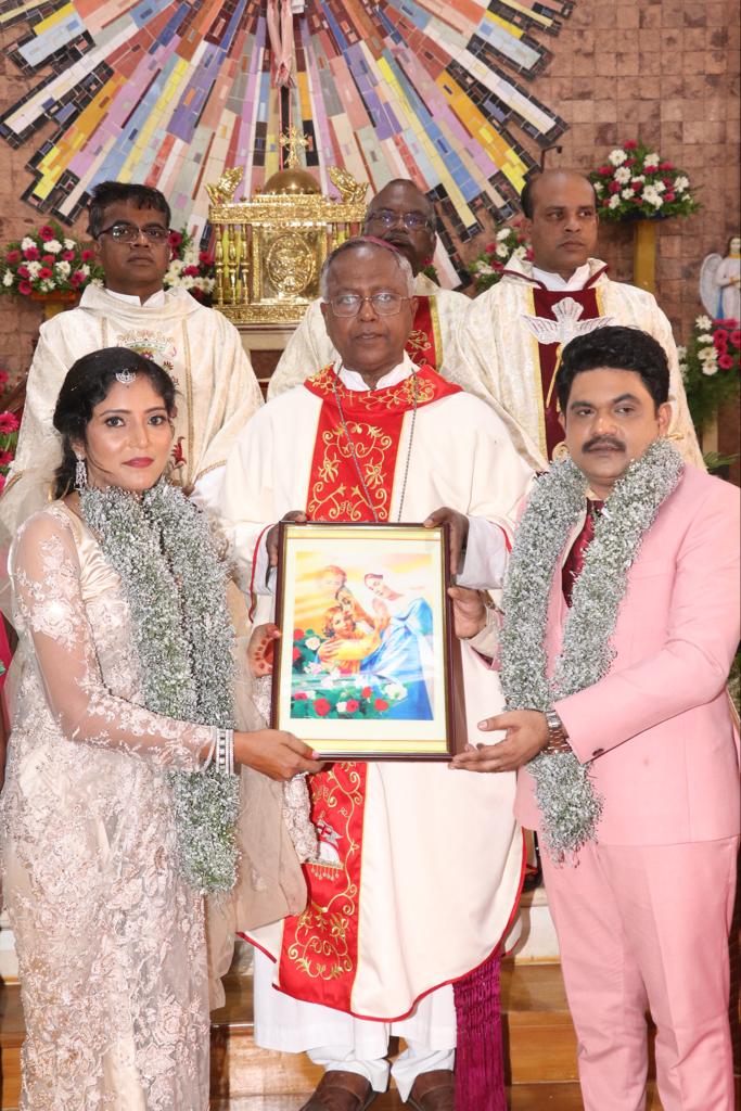 meenakshinews's tweet photo. வாழ்த்துகள் அன்புசார்
Happy Married Life!
The Marriage of #Anburaja who was a manager for #SundarC & @khushsundar happened today @ Chennai.
He married #ArokiyaUma in presence of Bishop Anthonysamy.
He is the producer of @SunTV serials #KannanaKanne #Rasaathi
@johnsoncinepro https://t.co/seaQcX95iS