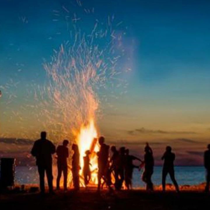 Noche de San Juan: Para muchos, esta noche es una de las más mágicas del año y simboliza la entrada del verano, un motivo para celebrarlo con la familia y los amigos.

#verano2022 #verano #sanjuan  #nochedesanjuan #vivirviajando #tourdesing