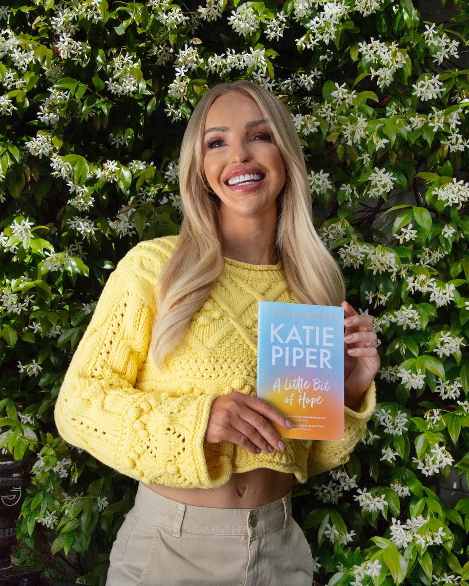 KatiePiper_'s tweet image. You asked….. so I’ve delivered 🧡
Here is ‘A Little Bit of Hope’ its the perfect 100 day injection of positivity to take with you wherever you go.

This short and sweet collection 100 bite-sized affirmations. Pre-order here: amzn.to/3HOq5MZ