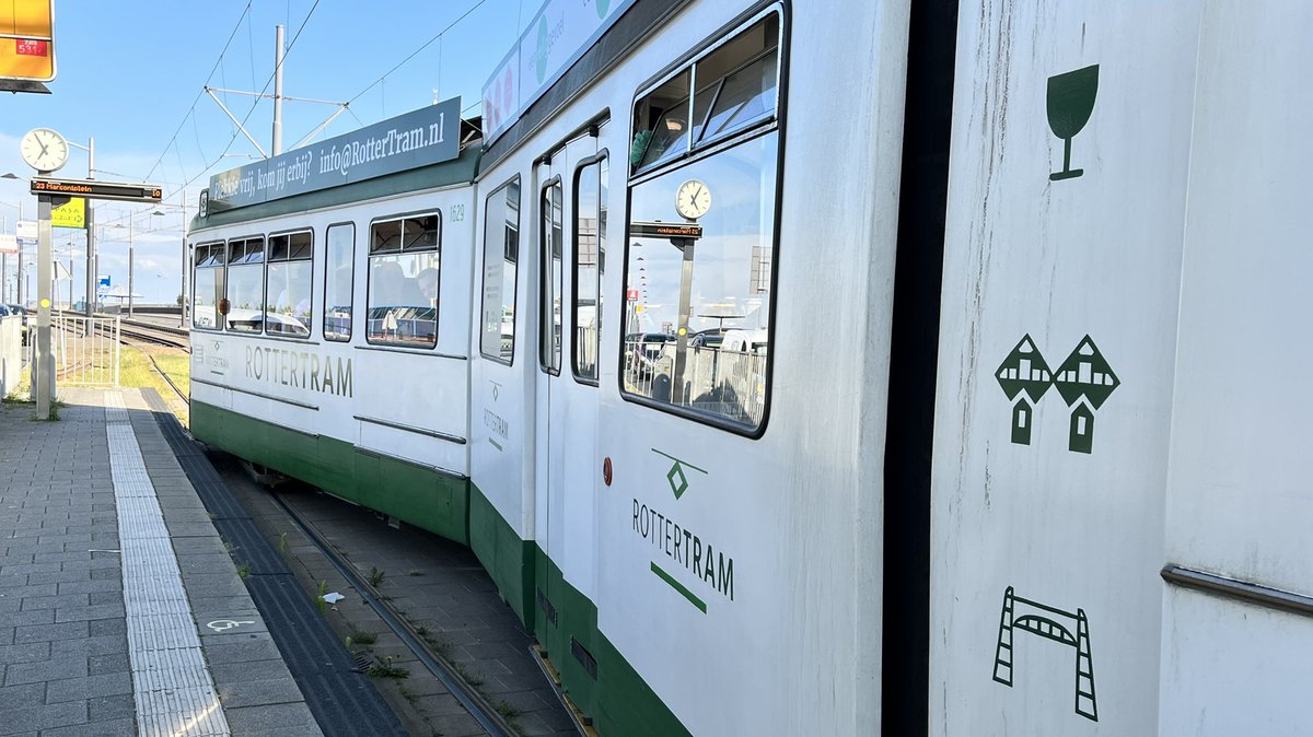 TheoKrins's tweet photo. Tram bij halte Marconiplein uit de rails….! #Rotterdam https://t.co/OBpRfl0GDK